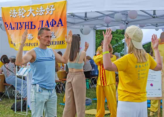 Image for article Moscou, Russie : Apprendre le Falun Dafa au festival de yoga