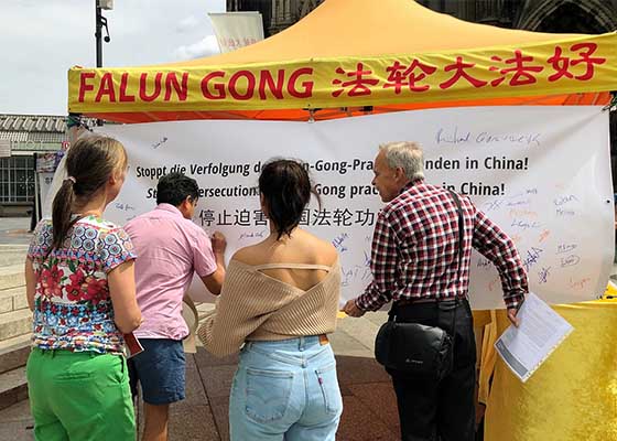 Image for article Cologne, Allemagne : Les politiciens soutiennent le 24<SUP>e</SUP> anniversaire de la résistance pacifique à la persécution du Falun Gong