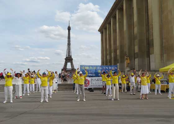 Image for article Paris : Le rassemblement soulignant les 24 ans d’efforts pour mettre fin à la persécution du Falun Gong reçoit le soutien du public