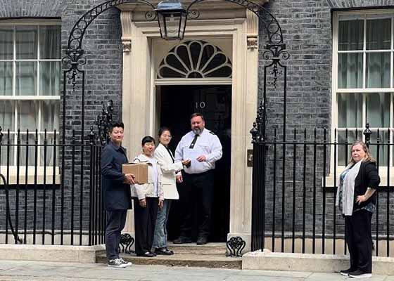 Image for article Londres, Royaume-Uni : Remise des signatures au bureau du Premier ministre et veillée aux chandelles