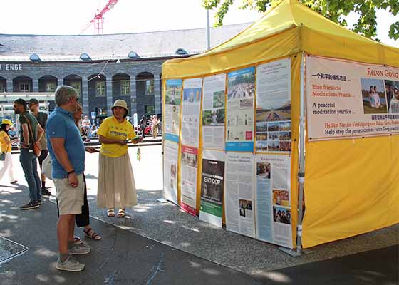 Image for article Une habitante de Zurich : Il est très important de répandre la vérité sur le Falun Dafa