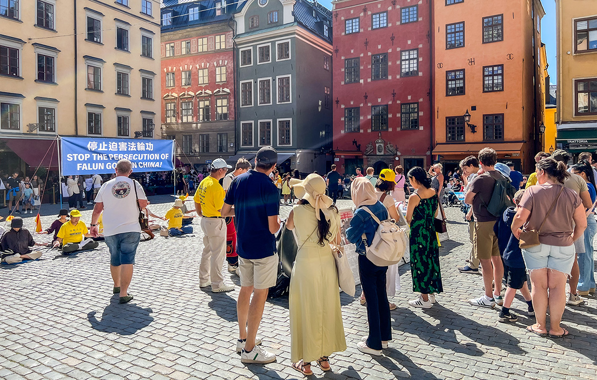 Image for article Suède : Présenter le Falun Dafa devant le musée Nobel