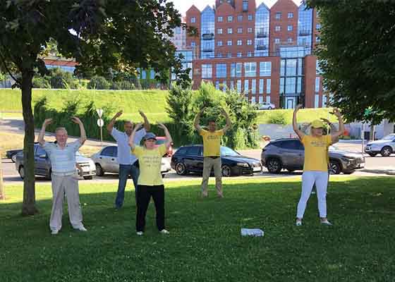 Image for article Ukraine : Les pratiquants de Falun Gong soulignent le 24e anniversaire des efforts pour mettre fin à la persécution