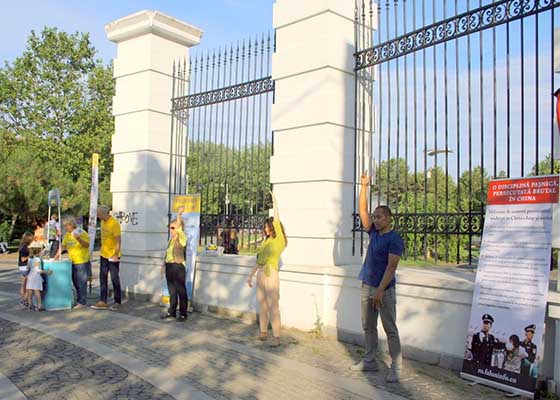 Image for article Roumanie : Les pratiquants organisent une activité à Bucarest pour dénoncer la persécution perpétrée par le PCC