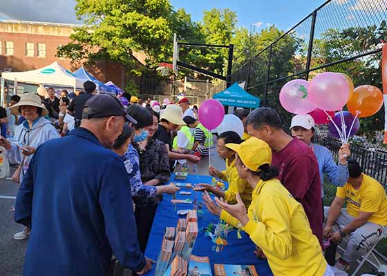 Image for article New York : Présentation du Falun Dafa lors d’un événement communautaire populaire à Flushing