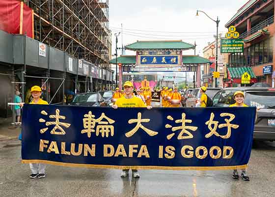 Image for article Chicago, États-Unis : Un défilé dans le quartier chinois appelle à mettre fin à la persécution du Falun Dafa perpétrée par le régime communiste chinois