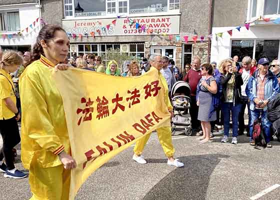 Image for article Royaume-Uni : Défilé des pratiquants au festival communautaire pour montrer la beauté du Falun Dafa