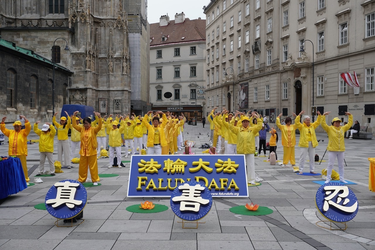 Image for article Autriche : Un défilé et un rassemblement sont organisés à Vienne pour informer la population de la persécution du Falun Dafa