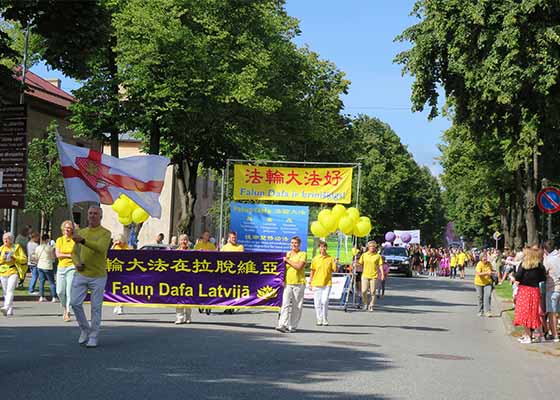 Image for article Ventspils, Lettonie : Les visiteurs à la fête de la ville s’informent sur le Falun Dafa