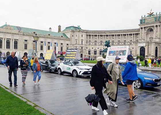 Image for article Autriche : Une caravane de voitures portant des panneaux d’affichage fait la promotion du Falun Dafa à Vienne