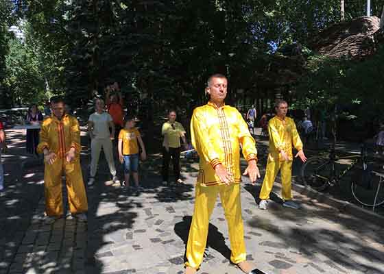 Image for article Dnipro, Ukraine : Présentation du Falun Gong lors d’un salon du fitness