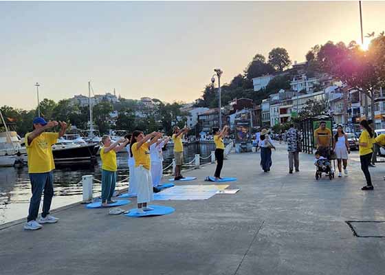 Image for article Turquie : Des activités à Istanbul sensibilisent les gens à la persécution qui dure depuis 24 ans