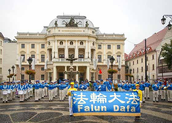 Image for article Slovaquie : Défilé et rassemblement pour mettre fin à 24 ans de persécution du Falun Dafa, des représentants du gouvernement expriment leur soutien