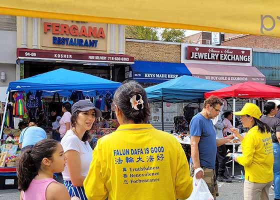Image for article New York : Les visiteurs de la foire de rue de Rego Park s’informent sur le Falun Dafa