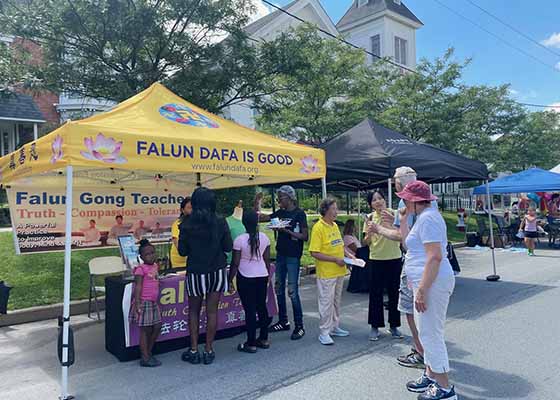 Image for article État de New York, États-Unis : Des pratiquants de Falun Gong participent au festival du bagel de Monticello