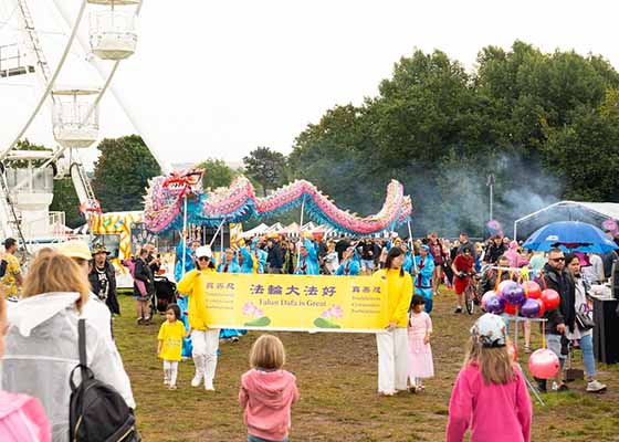 Image for article Royaume-Uni : Promouvoir le Falun Dafa à l’International Balloon Fiesta à Bristol