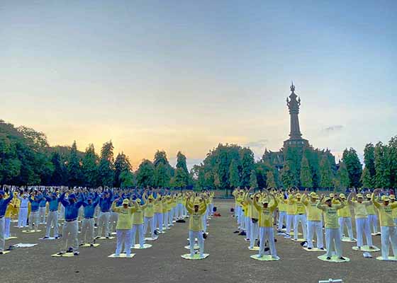 Image for article Bali, Indonésie : Le Falun Dafa accueilli au défilé de la fête de l’Indépendance