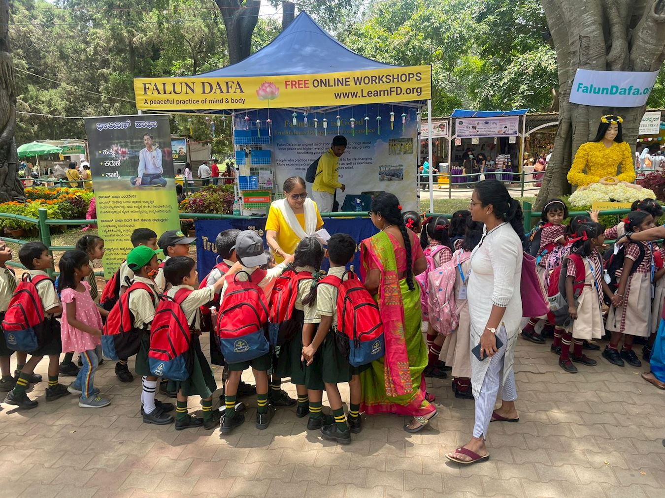 Image for article Bangalore, Inde : Le Falun Dafa est apprécié à l’exposition florale de Lalbagh