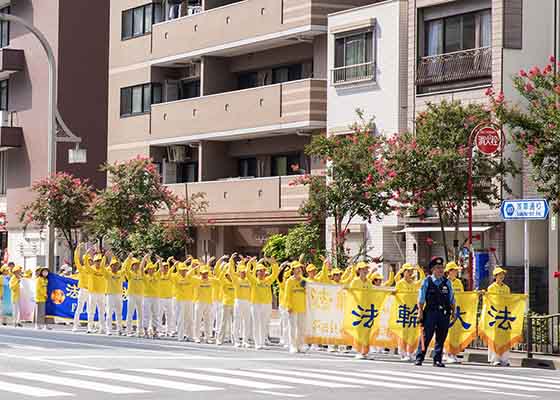 Image for article Tokyo, Japon : Un défilé rend hommage à ceux qui ont démissionné du Parti communiste chinois et manifeste pacifiquement contre la persécution