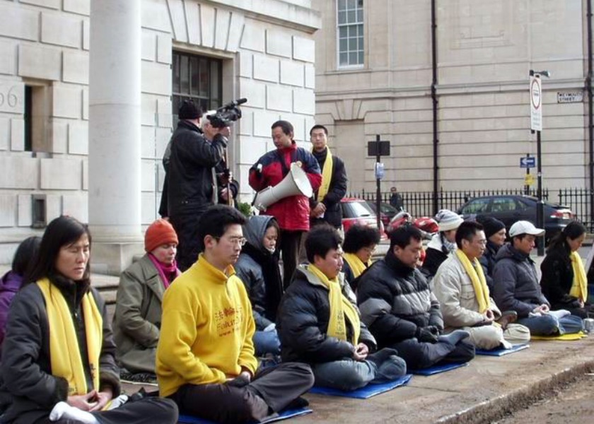 Image for article Royaume-Uni : Protestation pacifique continue à l’ambassade de Chine depuis plus de 21 ans