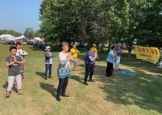 Image for article Saint-Louis, Missouri : La population locale s’informe sur le Falun Dafa pendant le Festival des bateaux-dragons