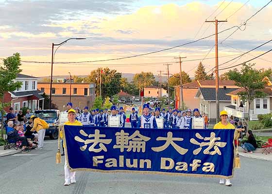 Image for article Québec : Des pratiquants participent au défilé du Festival gourmand de Val-des-Sources, la population locale découvre la beauté du Falun Dafa