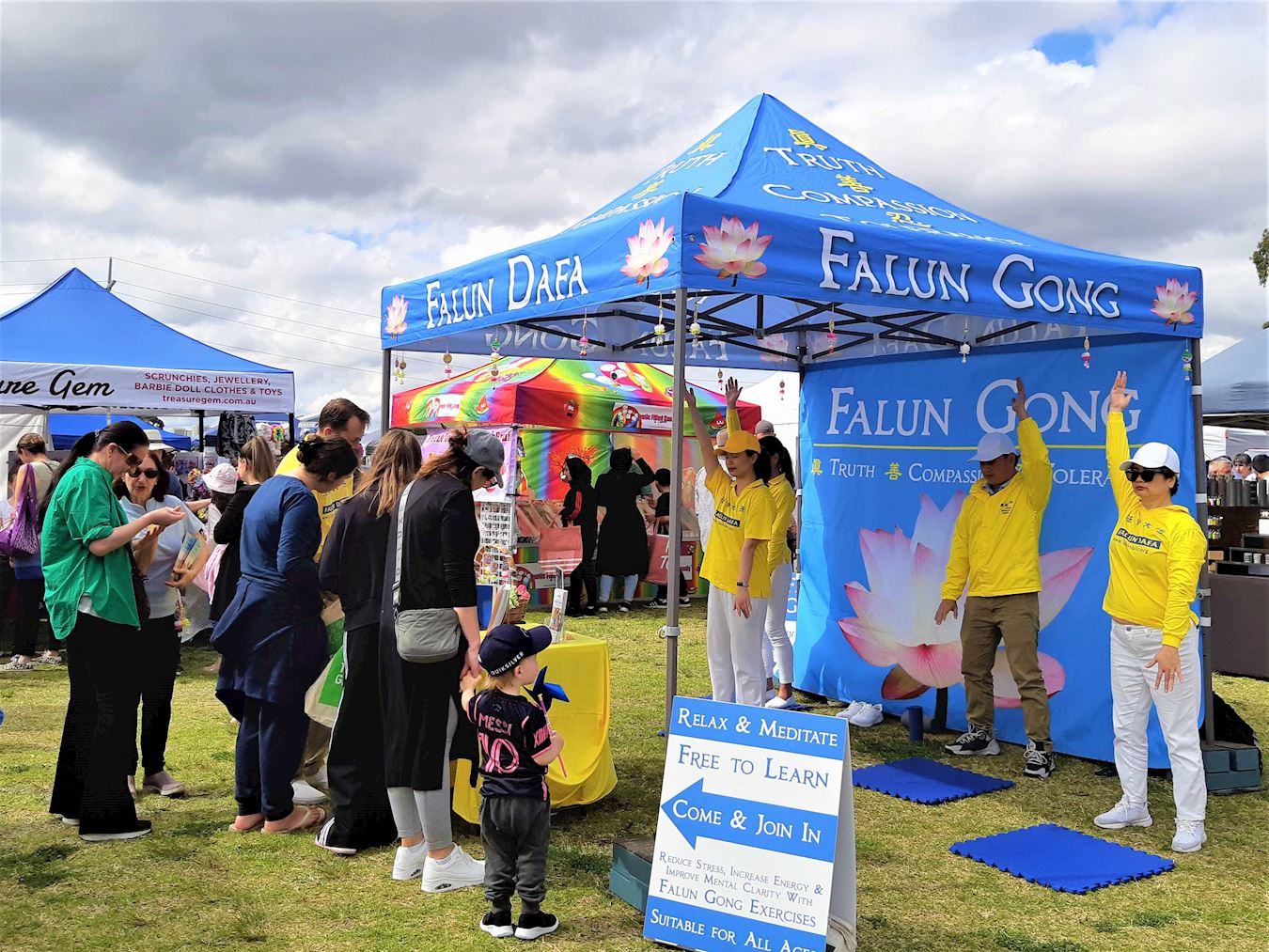 Image for article Australie : Le principe de Dafa attire les visiteurs lors d’une foire communautaire à Perth