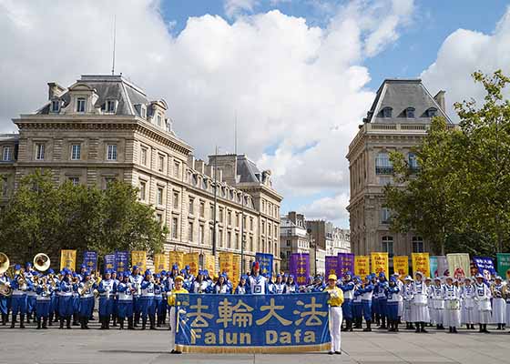 Image for article Une ancienne secrétaire d'État exprime son soutien au Falun Gong lors d'un rassemblement des pratiquants européens à Paris