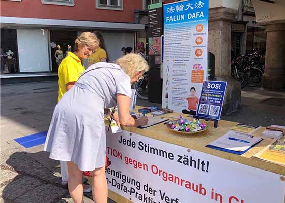 Image for article Autriche : Les pratiquants de Falun Dafa bien accueillis dans deux villes