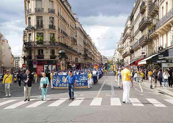 Image for article France : Plus d’un millier de pratiquants de Falun Dafa défilent à Paris, gagnant le soutien du public