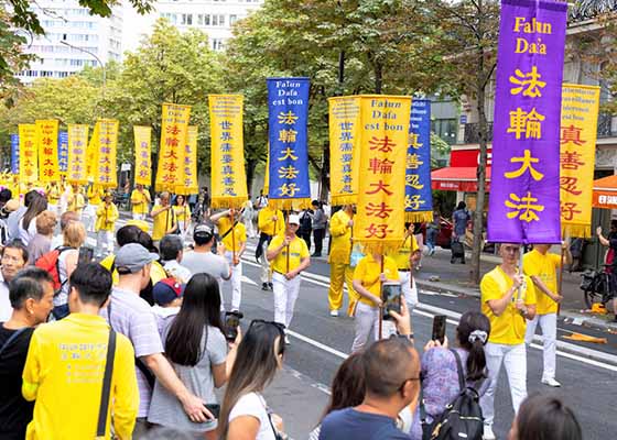 Image for article Un couple chinois heureux de voir le défilé du Falun Dafa à Paris