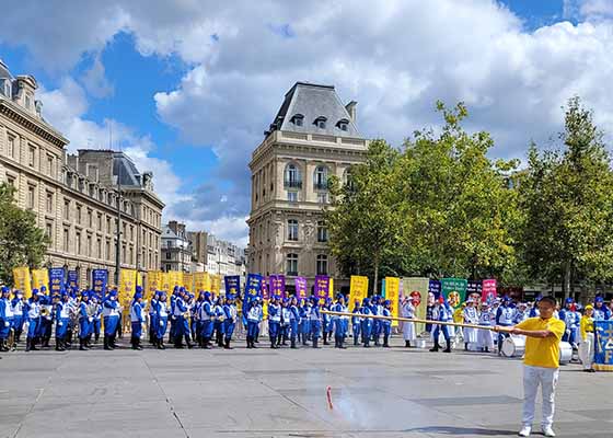 Image for article Paris, France : La population salue le défilé des pratiquants de Falun Dafa
