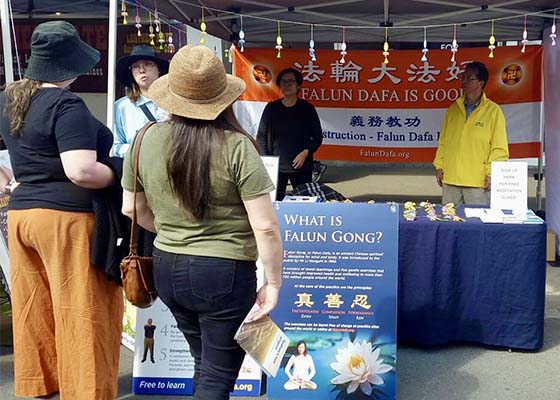Image for article Australie : Les habitants de la région expriment leur soutien au Falun Dafa pendant le Festival du printemps de Springwood