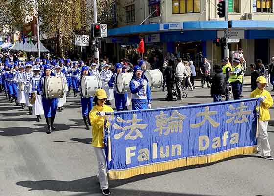 Image for article Sydney, Australie : Présenter le Falun Gong lors de la foire de rue de Willoughby