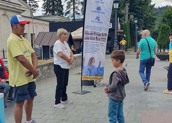 Image for article Sinaia, Roumanie : Présentation du Falun Dafa dans les destinations touristiques