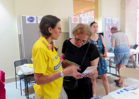 Image for article France : Le Falun Dafa bien accueilli dans les forums des associations à Paris