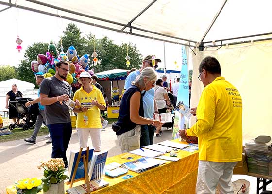 Image for article Hanau, Allemagne : Lors de la Journée des citoyens, des personnes prédestinées s’informent sur le Falun Dafa