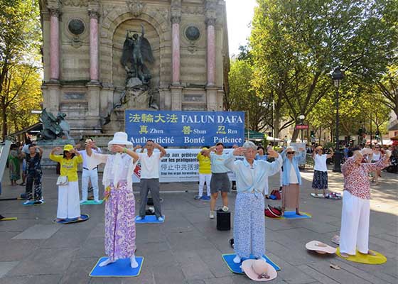 Image for article Paris, France : Les activités hebdomadaires sur la place Saint-Michel révèlent la brutalité de la persécution en Chine