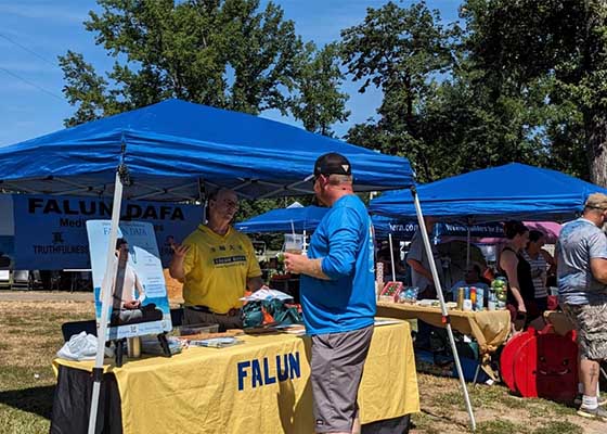 Image for article Dierks, Arkansas : Parler du Falun Dafa aux gens lors du festival Pine Tree