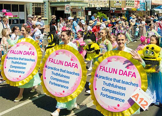Image for article Toowoomba, Australie : Le Falun Dafa présenté lors du grand défilé floral