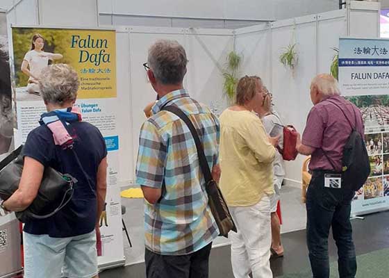 Image for article Brême, Allemagne : Le Falun Dafa accueilli à la foire des seniors à Brême