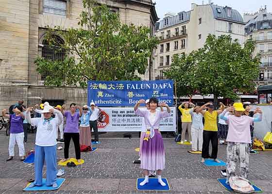 Image for article Paris, France : Les gens font l’éloge du Falun Dafa lors d’une activité au Châtelet