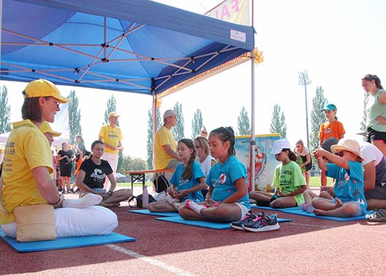 Image for article Bregenz, Autriche : Les gens s’informent sur le Falun Dafa lors d’une journée sportive familiale