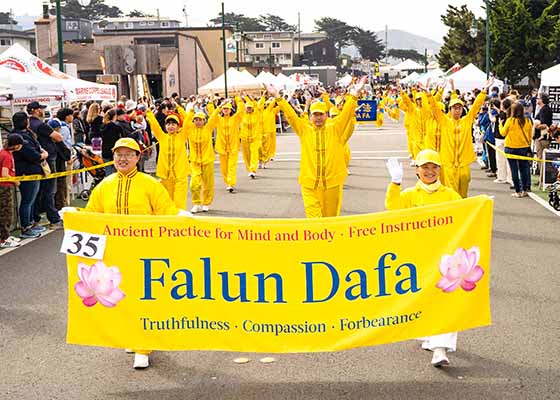 Image for article Californie du Nord : Les pratiquants de Falun Dafa participent au défilé de la Fête du brouillard à Pacifia