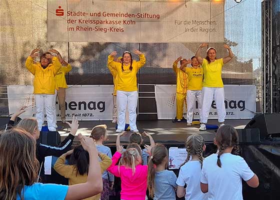Image for article Siegburg, Allemagne : Les enfants s’informent sur le Falun Gong lors d’un festival local