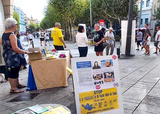 Image for article Mataro, Espagne : Les gens font l’éloge du principe du Falun Dafa lors d’une activité dans la province de Barcelone