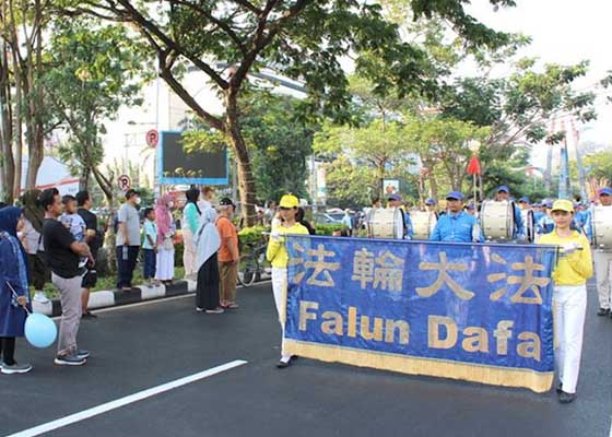 Image for article Indonésie : Des pratiquants organisent un défilé pour présenter le Falun Dafa lors de la Journée sans voiture