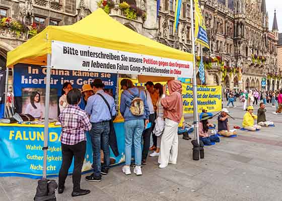 Image for article Munich, Allemagne : Présenter le Falun Dafa pendant l’Oktoberfest