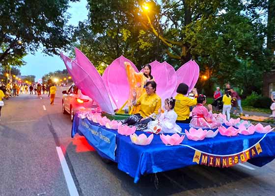 Image for article Université du Minnesota : Partager la joie et la paix intérieure du Falun Dafa lors du défilé de la rentrée