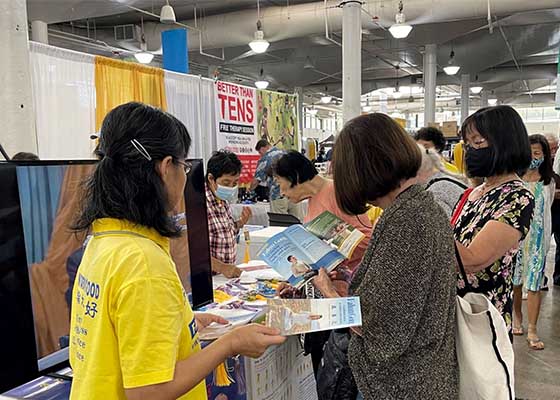 Image for article Hawaï : Le Falun Dafa bien accueilli lors du 61e Salon annuel de l’alimentation et des nouveaux produits